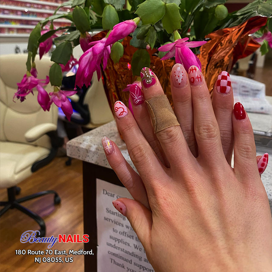 nail design by Beauty Nails